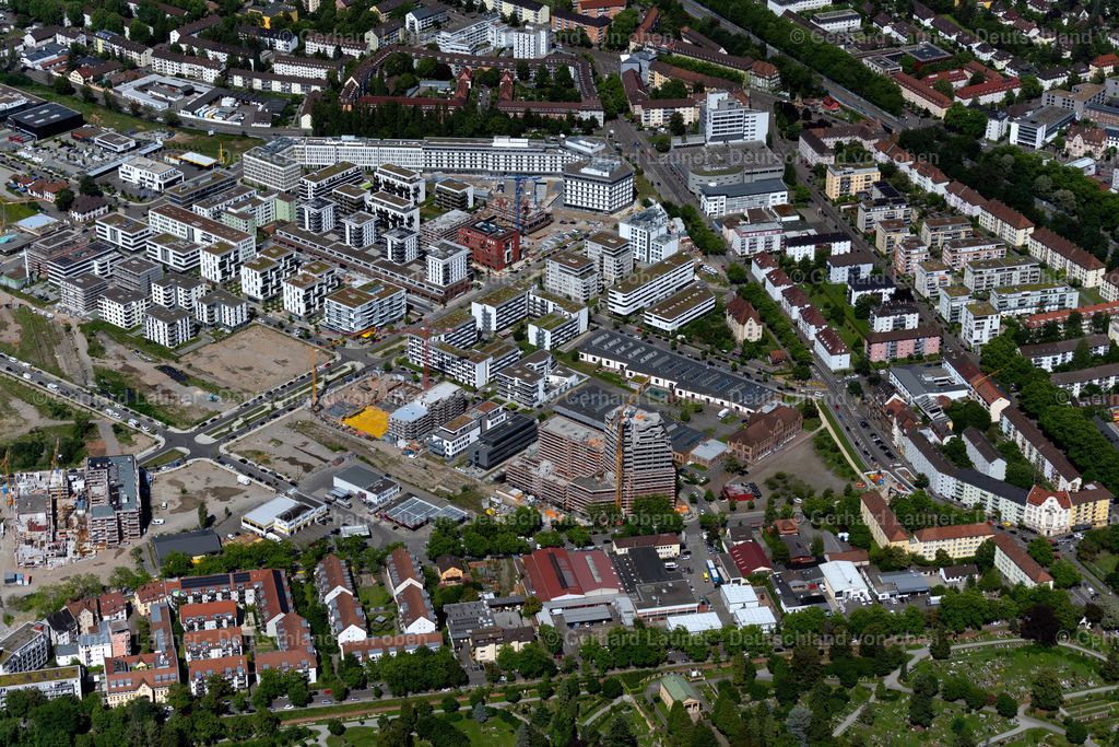4033492 | FREIBURG IM BREISGAU 30.06.2020 Baustelle zum Neubau einer Mehrfamilienhaus-Wohnanlage Güterbahnhofareal im Freiburger Norden der Aurelis Real Estate GmbH in Freiburg im Breisgau im Bundesland Baden-Württemberg. // Construction site to build a new multi-family residential complex Gueterbahnhofareal in Freiburger Norden of Aurelis Real Estate GmbH in Freiburg im Breisgau in the state Baden-Wuerttemberg. Foto: Gerhard Launer