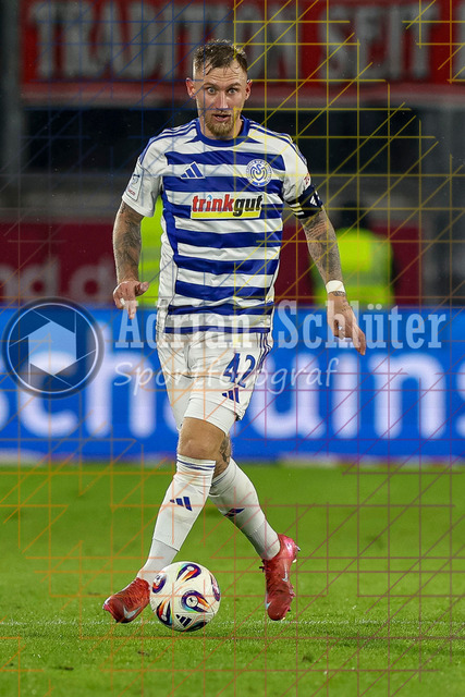 MSV Duisburg vs Rot-Weiss Essen - 3. Liga | Duisburg, Deutschland, 26.10.25:   Alexander Hahn (MSV Duisburg) in Aktion am Ball, Einzelaktion waehrend des Spiels der 3. Liga MSV Duisburg vs Rot-Weiss Essen in der schauinsland-reisen-arena(Foto von Brauer-Fotoagentur / Adrian Schlueter)