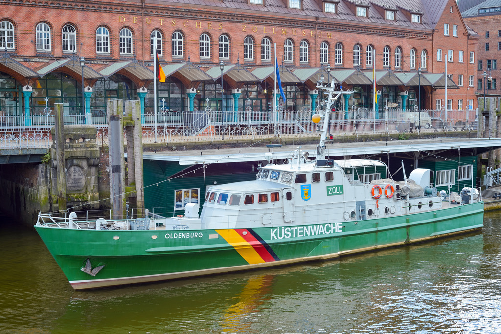Oldenburg | Das ehemalige Küstenwachschiff „Oldenburg“ hat seinen Liegeplatz am Deutschen Zollmuseum in Hamburg. Es ist 28 Meter lang und wurde in seiner Dienstzeit von 1977 bis 2005 rund um Wilhelmshaven und Bremerhaven zur Küstenwache eingesetzt. - Realisiert mit Pictrs.com