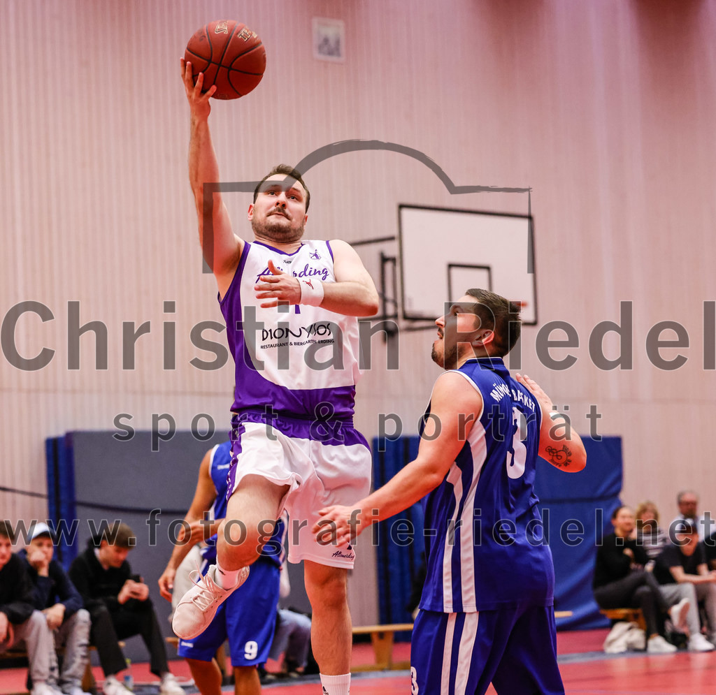 2022-05-29_083_SpVgg_Altenerding_gegen_Muenchen_Basket_2 | Erding, Deutschland, 29.05.2022:
Basketball, Bezirksliga 2021 / 2022, Herren Turnier der 2. der Aufstiegsrunden, SpVgg Altenerding gegen München Basket 2, Endergebnis: 

Marko Mitrovic (SpVgg Altenerding, #1), Paul Keil (München Basket, #3)

Foto: Christian Riedel / fotografie-riedel.net