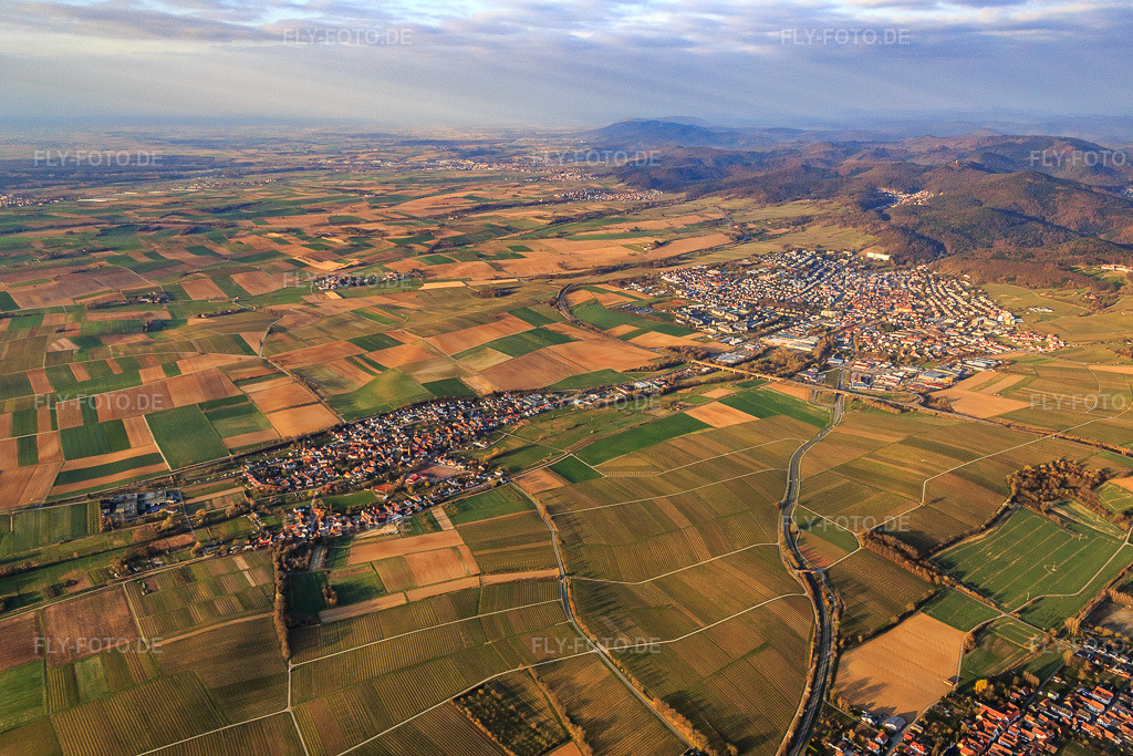 Luftbild: Ortsansicht von Norden im Ortsteil Kapellen in Kapellen-Drusweiler im Bundesland Rheinland-Pfalz in Deutschland. Foto: IMG_076753.jpg vom 28.03.2015 durch Werner Riehm/FLY-FOTO.de