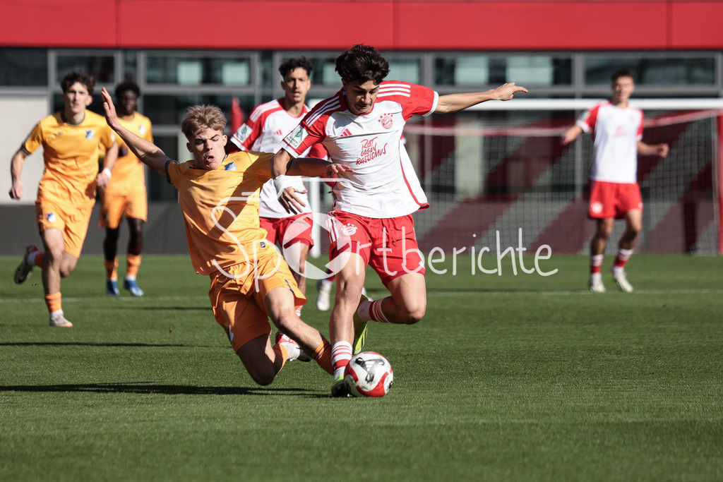 FC Bayern München U19 - TSG 1899 Hoffenheim U19 | Hennes BEHRENS (TSG #3) im Duell mit Adin LICINA (FCB #7) / Zweikampf
