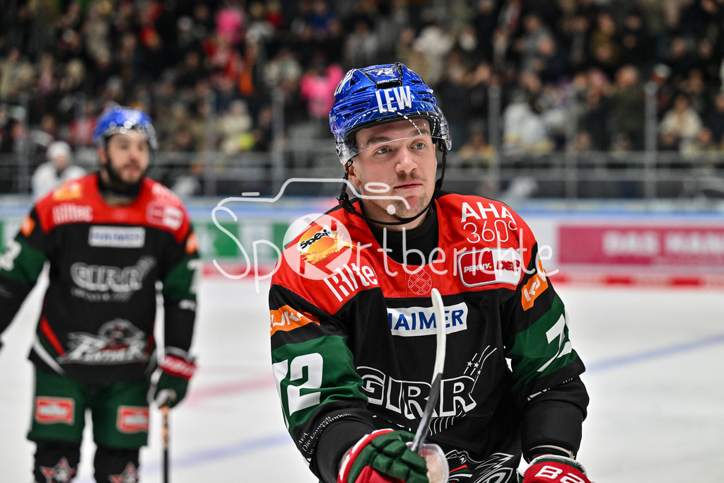Augsburger Panther - Adler Mannheim | Jubel der Panther nach dem Treffer zum 1-3 durch Riley McCOURT (Augsburger Panther #72) / Freude / Happy / Tor / Torschuetze / DEL: Augsburger Panther - Adler Mannheim, Curt Frenzel Stadion am 26.12.2024