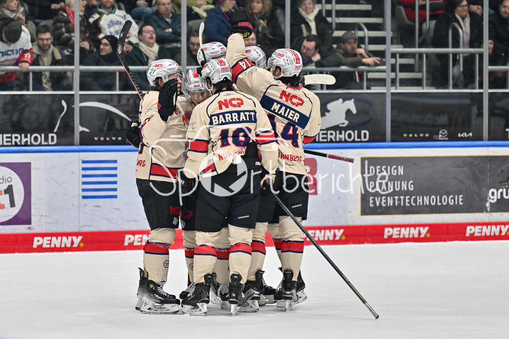 Augsburger Panther - Nürnberg Ice Tigers | Jubel nach dem Ausgleich zum 3-3 durch Jeremy McKENNA (Nürnberg Ice Tigers #91) / Tor / Treffer / Feude Happy / Torschuetze / DEL: Augsburger Panther - Nuernberg Ice Tigers, Curt Frenzel Stadion am 03.01.2025