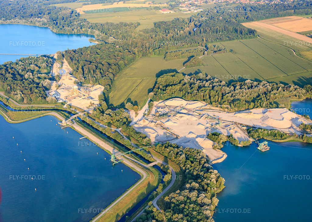 Luftbild: Baggersee und Anlegestelle am Rhein von Sables et Graviers Willersinn S.a.r.l. in Fort-Louis im Bundesland Bas-Rhin in Frankreich.Foto: IMG_093104.jpg vom 16.08.2016 durch Werner Riehm/FLY-FOTO.deAuflösung des Originals: 5119 x 3648 pxBaustoffe & nachhaltige Lösungen | Holcim
