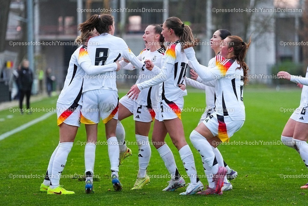 xYDRx26112501035 | 26.11.2025, xydrx, Fußball, Länderspiel, EM-Qualifikation U19-Frauen, Belgien - Deutschland, Sportschule Wedau: Torjubel nach dem Tor zum 1:1 für Deutschland durch Torschütze Lotta Wrede (GER #8) zusammen mit Maj Schneider (GER #15) und  Luzie Zaehringer (GER #5) Felicia Straeßer (GER #2) und Kassandra Potsi (GER #16)