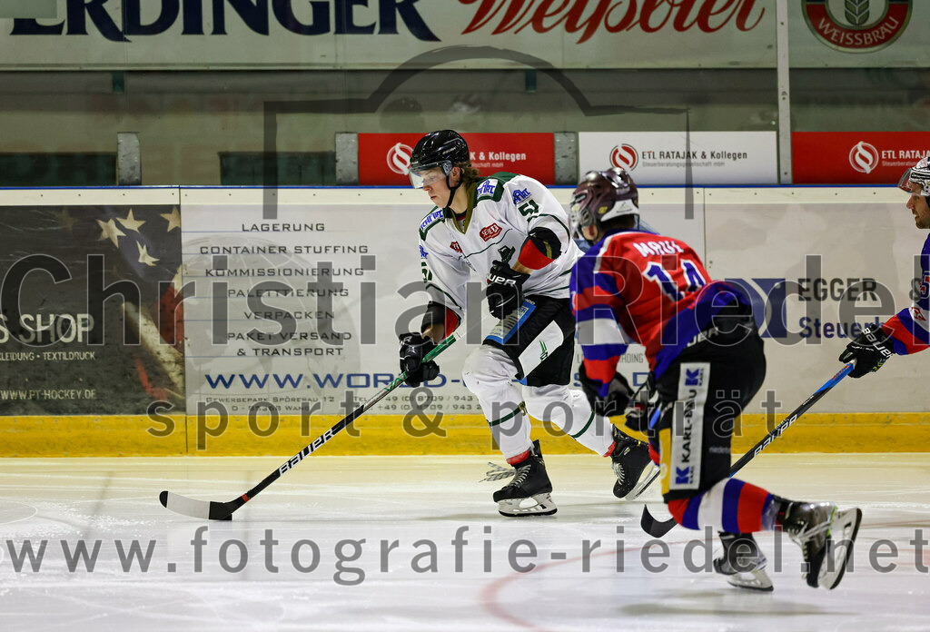 2022-09-09_018_TSV_Erding_gegen_Deggendorfer_SC | Erding, Deutschland, 09.09.2022:
Eishockey, Bayernliga 2022 / 2023, Testspiel, TSV Erding gegen Deggendorfer SC, Endergebnis: 2:5

Ryan Murphy (Erding Gladiators, #51), Sascha Maul (Deggendorfer SC, #14)

Foto: Christian Riedel / fotografie-riedel.net