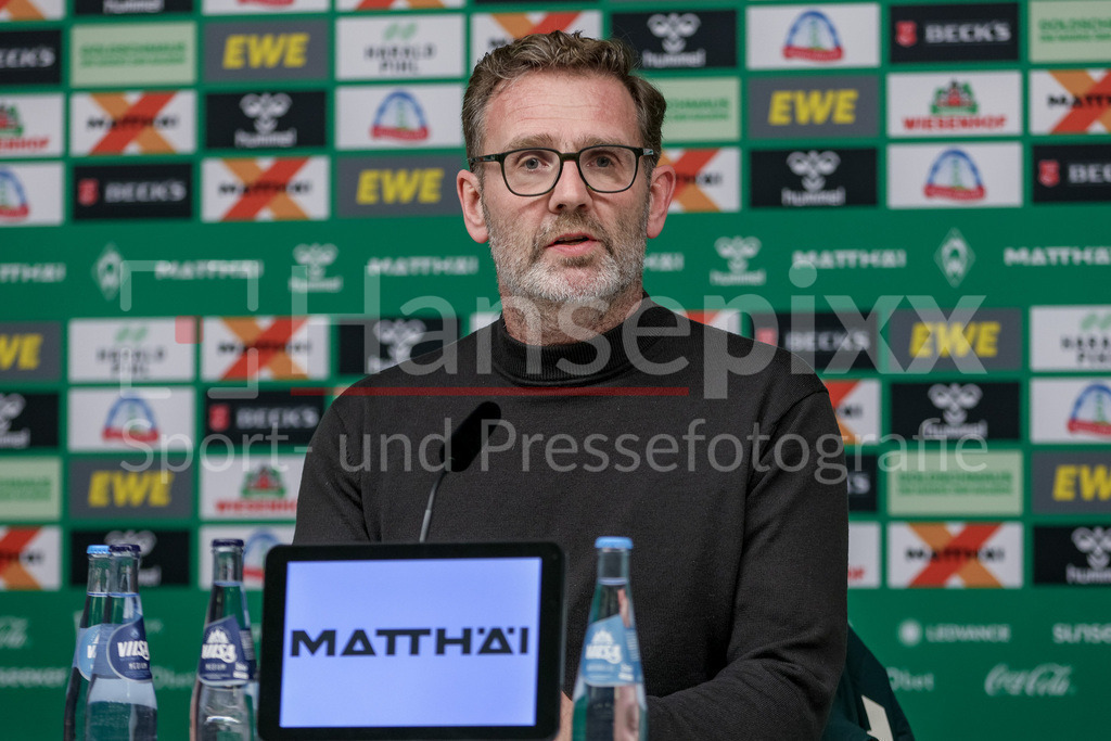Fussball, Bundesliga, SV Werder Bremen - VfL Wolfsburg | Christoph Pieper (Direktor Kommunikation, SV Werder Bremen) während der Pressekonferenz, Portrait, Nahaufnahme, Einzelfoto, Einzelbild, DIE DFL-RICHTLINIEN UNTERSAGEN JEGLICHE NUTZUNG VON FOTOS ALS SEQUENZBILDER UND/ODER VIDEOÄHNLICHE FOTOSTRECKEN. DFL REGULATIONS PROHIBIT ANY USE OF PHOTOGRAPHS AS IMAGE SEQUENCES AND/OR QUASI-VIDEO.