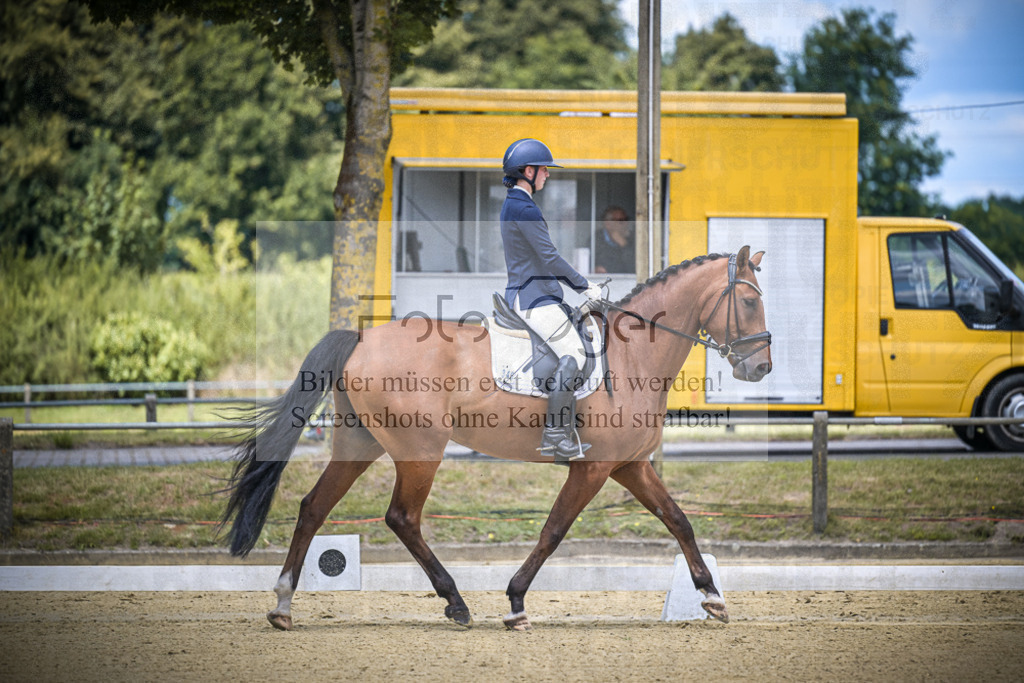 DOS_3750 | Entdecke hochwertige Reitturnierfotos von Foto Oger. Professionell, emotional und authentisch – jetzt Lieblingsmomente im Shop bestellen.Deutschlandweite Turnierfotografie. - Realisiert mit Pictrs.com