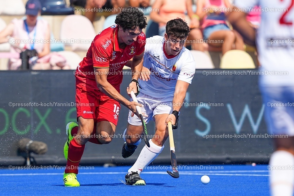 xydrx12082502009 | 12.08.2025, xydrx, Herren EuroHockey Championship 2025, Gruppenphase, Gruppe A, Spanien - Belgien, Sparkassenpark Mönchengladbach: Roman Duvekot (BEL #18) im Zweikampf gegen Jordi Bonastre (ESP #5)