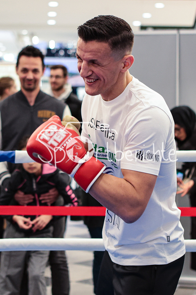 Profi - Box - Gala / Show Training | Robin KRASNIQI in Aktion beim Showtraining in Muenchen (links) mit seinem Trainer Juergen BRAEHMER