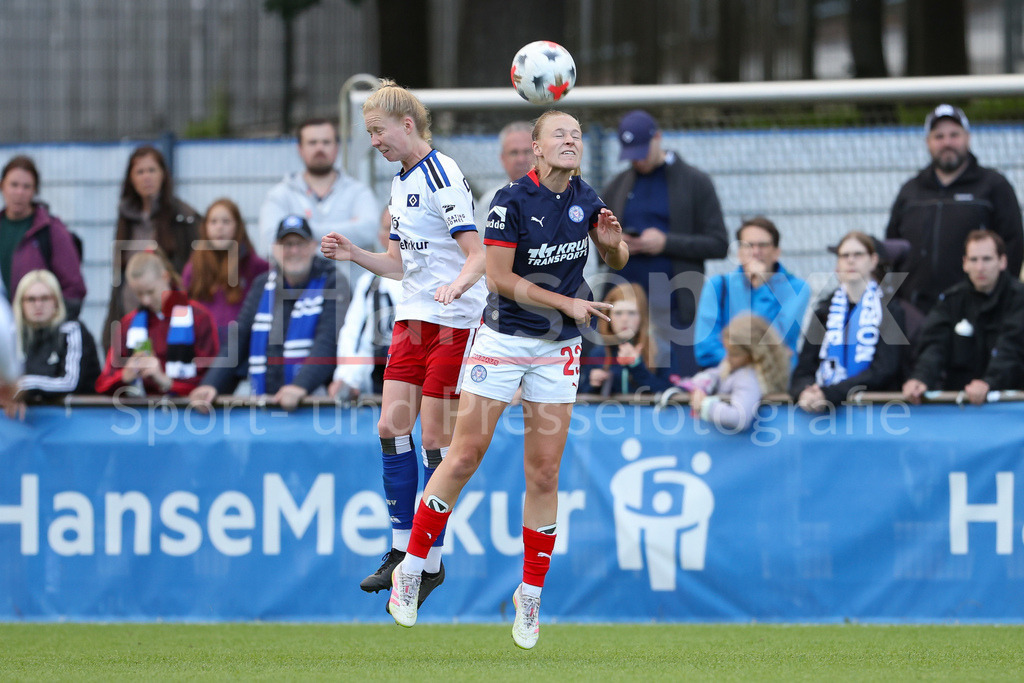 Fussball, Testspiel Frauen, Hamburger SV - Holstein Kiel | v.li.: Jaqueline Dönges (Hamburger SV, HSV, 21) und Stine Merschmann (Holstein Kiel, 23) im Kopfballduell, Kopfball, Zweikampf, Action, Aktion, Spielszene
