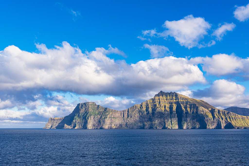 Blick auf die Felsen der Färöer Inseln mit Wolken | Blick auf die Felsen der Färöer Inseln mit Wolken.