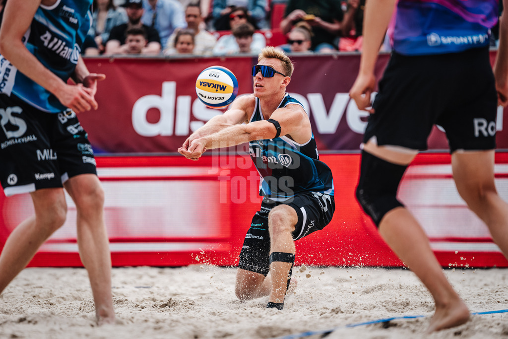 Beachvolleyball | Männer | German Beach Tour 2024 | Tourstop Düsseldorf | 18.05.2024 | Jonas Reinhardt nimmt den Ball an