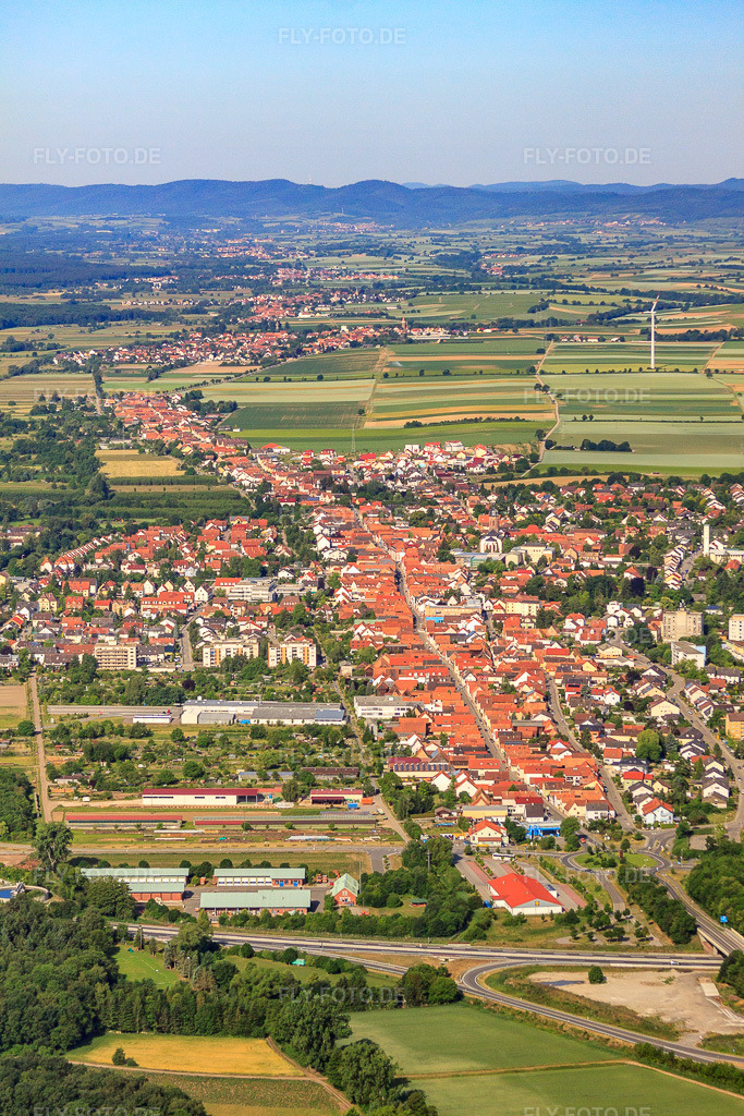 Luftbild: Stadt von Osten in Kandel im Bundesland Rheinland-Pfalz in Deutschland. Foto: IMG_40545(39448).jpg vom 29.05.2011 durch Werner Riehm/FLY-FOTO.de