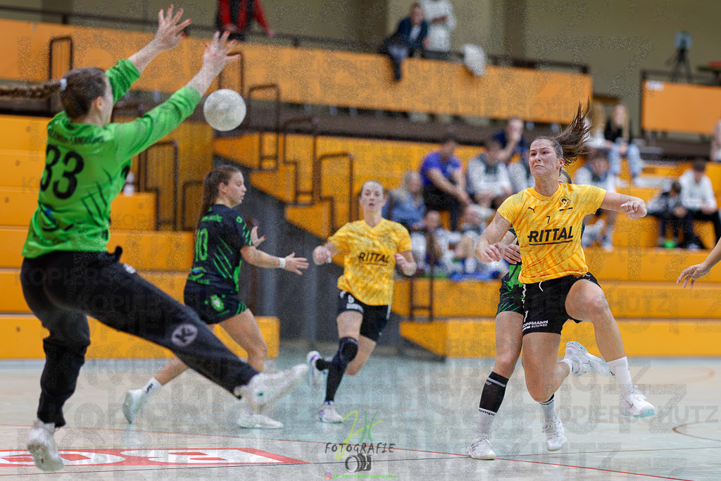 Frauen Oberliga Mitte (HHV); HSG Kleenheim/Langgöns II - HSG Eibelshausen/Ewersbach | Frauen Oberliga Mitte (HHV); HSG Kleenheim/Langgöns II - HSG Eibelshausen/Ewersbach am 01.11.2025 in Oberkleen (Weidig-Halle)Photo © 2025 - Jörg Heinrich - Realisiert mit Pictrs.com