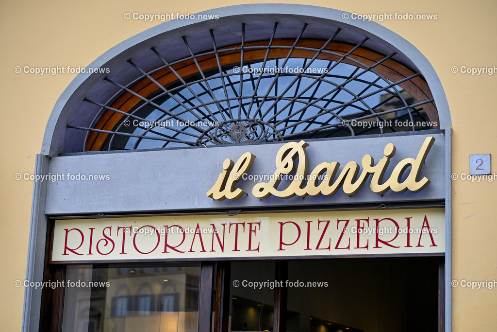 Italien_ Toscana_ Florenz_ 30.05.2024-150 | 30.05.2024, Italien, ITA, Toskana, Florenz im Bild Stadtansichten, Gebäude, Architektur, Touristen, Historisch, Souvenir, Altstadt, Museum, Statuen, Skulpturen, Piazza della Signoria, Statue David, Palazzo Vecchio, Neptunbrunnen, Piazza della Repubblica, Ponte Vecchio, Brücke, Uffizien, Kathedrale Santa Maria del Fiore, Arno, Fluß


Florenz, Firenze, ist eine italienische Großstadt. Nach Einwohnern ist sie die achtgrößte Stadt Italiens. Florenz ist die Hauptstadt sowie größte Stadt der Region Toskana und der Metropolitanstadt Florenz, in der etwa eine Million Menschen leben. Florenz ist für seine Geschichte berühmt. Leonardo da Vinci verbrachte große Teile seiner Jugend in Florenz, Michelangelo fand Unterschlupf in der Kirche der Medici, Galileo Galilei wohnte als Hofmathematiker in den Palästen der Medici. Von 1865 bis 1871 war die Stadt die Hauptstadt des neu gegründeten Königreichs Italien. Das historische Zentrum von Florenz zieht Jahr für Jahr Millionen von Touristen an. Die historische Innenstadt wurde von der UNESCO im Jahre 1982 zum Weltkulturerbe erklärt. 
Quelle: Wikipedia
