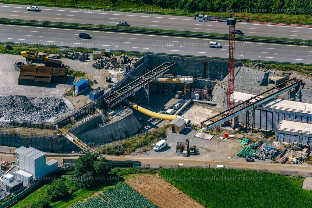 4047178 | STUTTGART 11.08.2021 Baustelle mit Tunnelführungsarbeiten für die Streckenführung und den Verlauf " Flughafentunnel " parallel zum Verlauf der Autobahn BAB A8 in Stuttgart im Bundesland Baden-Württemberg, Deutschland. Weiterführende Informationen bei: CDM Smith Consult GmbH,  GBI Gackstatter Beratende Ingenieure GmbH,  Max Bögl Bauservice GmbH & Co. KG,  Vössing Ingenieurgesellschaft mbH. // Construction site with tunneling work for the route and the "airport tunnel" course parallel to the course of the A8 motorway in the Plieningen district of Stuttgart in the state Baden-Wuerttemberg, Germany. Further information at: CDM Smith Consult GmbH,  GBI Gackstatter Beratende Ingenieure GmbH,  Max Boegl Bauservice GmbH & Co. KG,  Voessing Ingenieurgesellschaft mbH. Foto: Gerhard Launer