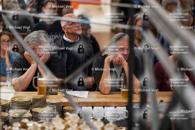 TAM25_K.12__Michael-Vogl_045_8239 | Tage Alter Musik Regensburg K.12 Nachtkonzert Brauhaus am Schloss Cappella Pratensis (Niederlande) Tim Braithwaite, Superius, Leitung Peter de Laurentiis, Tenor, Co-Leitung Sollazzo Ensemble (Frankreich) The Feast of the Swan Das Schwanenfest der Mariengilde von ’s-Hertogenbosch Anna Danilevskaia Vihuela de Arco, Leitung Foto: Michael Vogl