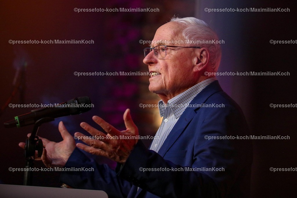 Wup06022501001 | 06.02.2025, Wahlkampfveranstaltung Bündnis Sahra Wagenknecht - Der Politiker Oskar Lafontaine bei seiner Rede in der Alten Papierfabrik in Wuppertal. 