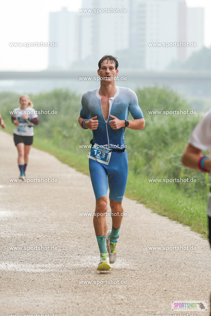 LUR_1209 | 34. M-net Erlanger Triathlon 2025 #erlangertriathlon  #mnettriathlon2025 #mnettriathlon #team #olympischedistanz #mitteldistanz #triathlon #maindonaukanal  #erlangertriathlon2025 #yourpictrs #tv1848 #tv1848erlangen  #triathlonbayern #sportinerlangen #demsportverbunden #sportshot_your_pictrs Copyright: www.sportshot.de