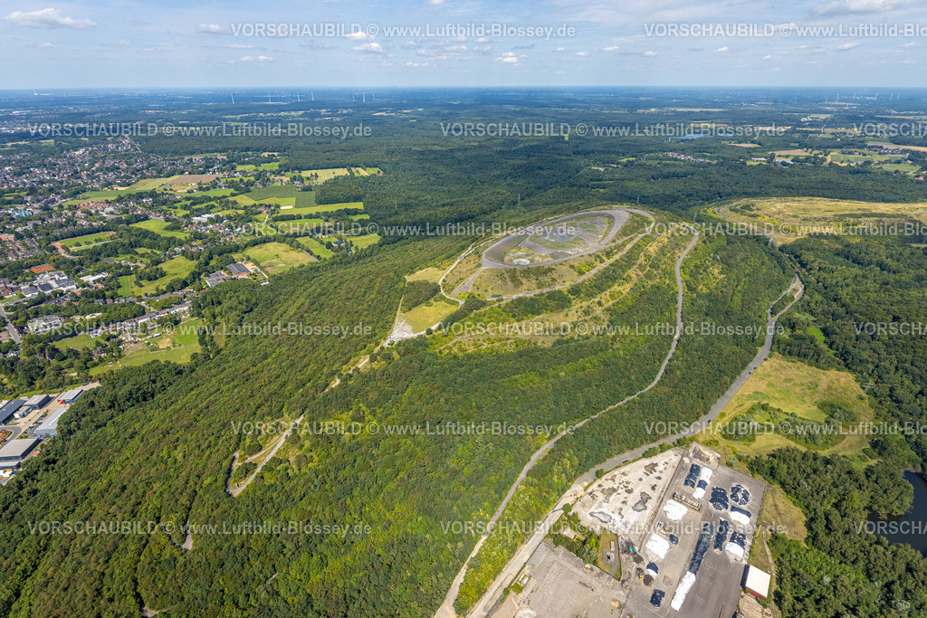 Bottrop250802082 | Luftbild, Halde Haniel, am Rand aufgestellte farbige Totems von AgustÃ­n Ibarrola, ausgediente Eisenbahnschwellen als Skulptur und Stele, umgeben vom Köllnischer Wald, im Innern ein Amphitheater Bergarena, Fuhlenbrock, Bottrop, Ruhrgebiet, Nordrhein-Westfalen, Deutschland