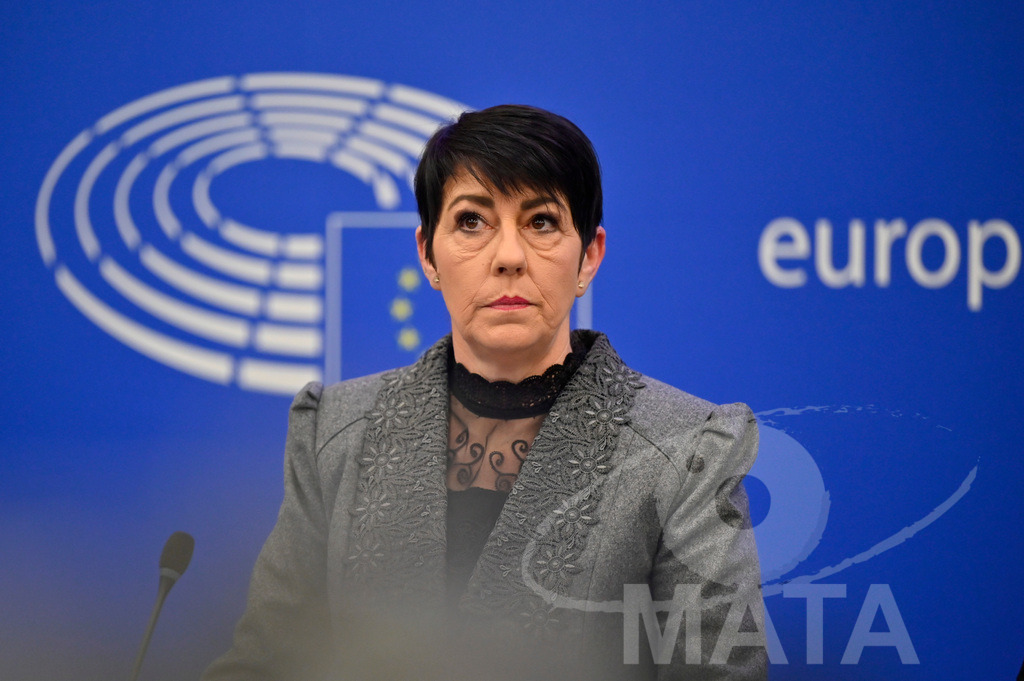 _DWI0027 | Politikerin Christine Anderson bei einer Pressekonferenz zum Thema ' Alarmierende Statistiken zu den Folgen des COVID-Lockdowns' im Europäischen Parlament. Straßburg, 18.01.2023 - Realisiert mit Pictrs.com