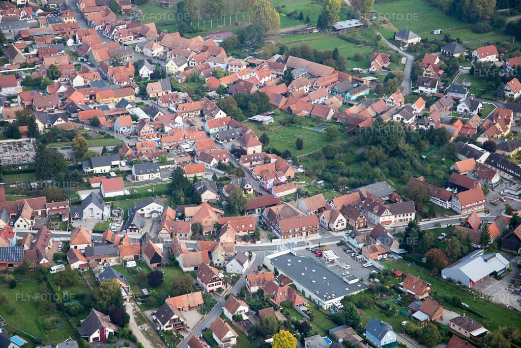 Luftbild: Ortsansicht der Straßen und Häuser der Wohngebiete in Bischwiller im Bundesland Bas-Rhin in Frankreich. Foto: IMG_074236.jpg vom 04.10.2014 durch Werner Riehm/FLY-FOTO.de