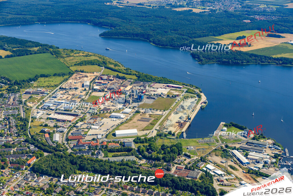 Herrenwyk Lübeck Bild- Das Luftbild wurde 2025 vom UL-Flugzeug heraus erstellt ( keine Drohne bzw. Drohnenaufnahme ) - Hochauflösende Luftaufnahme -Nicht vergleichbar mit Google Maps oder Satelittenbilder- Die Geschenkidee !Mit Lizenz und Bildrechte bestellbar - CC