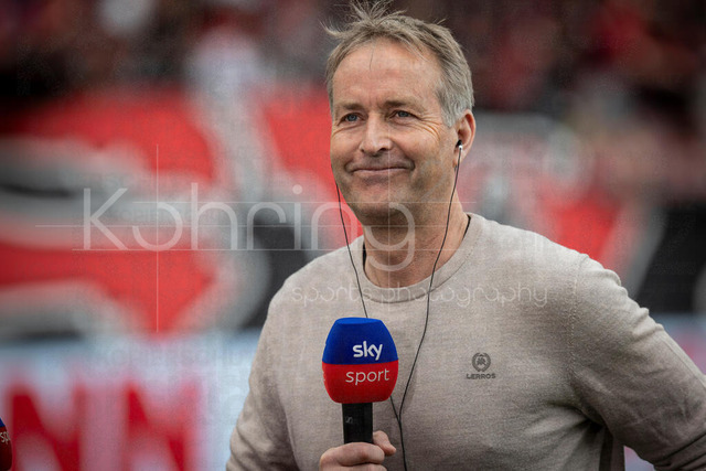 German Bundesliga, Bayer 04 Leverkusen vs. FC Augsburg, 18.04.2026 | LEVERKUSEN, GERMANY - APRIL 18, 2026 :  Kasper Hjulmand (Head Coach Bayer 04 Leverkusen) smiling before the German Bundesliga match on gameday 30 between Bayer 04 Leverkusen vs. FC Augsburg at BayArena on April 18, 2026 in Leverkusen, Germany. DFL REGULATIONS PROHIBIT ANY USE OF PHOTOGRAPHS AS IMAGE SEQUENCES AND/OR QUASI-VIDEO.