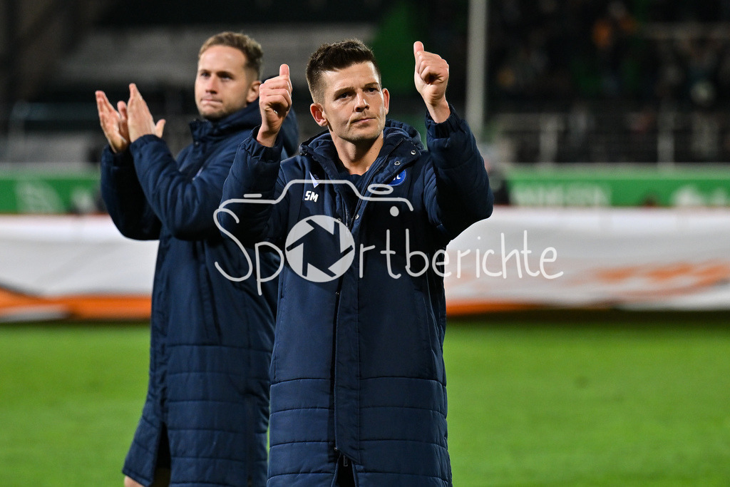 SpVgg Greuther Fürth - Karlsruher SC | FUERTH, GERMANY - OCTOBER 24: the team of Karsluhe - Marvin WANITZEK (Karlsruher SC 10) - celebtrating with the fans after the 2. bundesliga match between SpVgg Greuther Fuerth vs. Karlsruher SC on matchday 10 at Sportpark Ronhof Thomas Sommer on October 24, 2025 in Fuerth, Germany / DFL REGULATIONS PROHIBIT ANY USE OF PHOTOGRAPHS AS IMAGE SEQUENCES AND/OR QUASI-VIDEO