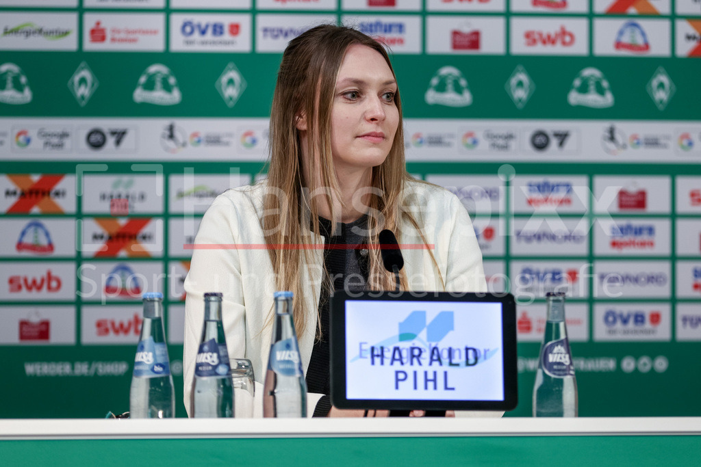 Fussball, Google Pixel Frauen-Bundesliga, Vorstellung Trainerin SV Werder Bremen | Marie Backhaus (Presseverantwortliche, SV Werder Bremen) während der Pressekonferenz, Portrait, Nahaufnahme, Einzelfoto, Einzelbild, DIE DFB-RICHTLINIEN UNTERSAGEN JEGLICHE NUTZUNG VON FOTOS ALS SEQUENZBILDER UND/ODER VIDEOÄHNLICHE FOTOSTRECKEN. DFB REGULATIONS PROHIBIT ANY USE OF PHOTOGRAPHS AS IMAGE SEQUENCES AND/OR QUASI-VIDEO.