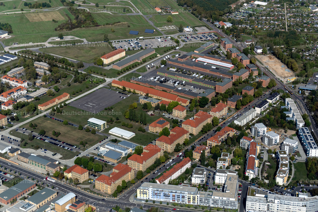 4041025 | LEIPZIG 15.09.2020 Gebäudekomplex der Bundeswehr- Militär- Kaserne mit Kraftfahrausbildungszentrum der Bundeswehr an der Landsberger Straße / Olbrichtstraße im Ortsteil Möckern in Leipzig im Bundesland Sachsen, Deutschland. // Building complex of the German army - Bundeswehr military barracks with a motor vehicle training center of the Bundeswehr on Landsberger Strasse / Olbrichtstrasse in the district Moeckern in Leipzig in the state Saxony, Germany. Foto: Gerhard Launer