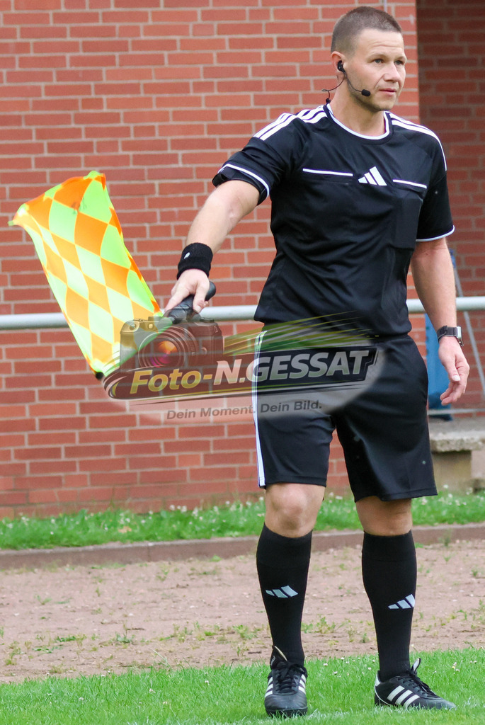 TuS Bersenbrück - HSC Hannover | Auf dem Bild zu sehen: Schiedsrichter Assistent: Abraham Thiessen TuS Bersenbrück, HSC Hannover, Saison 25/26, Testspiel, Bünde, Deutschland - Realisiert mit Pictrs.com
