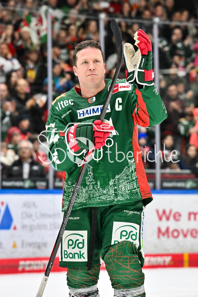 Augsburger Panther - Grizzlys Wolfsburg | AUGSBURG, GERMANY - 15. MARCH: Im Bild T. J. TREVELYAN (Augsburger Panther 24) der sich von den Fans feiern lässt Einzelfoto / Freisteller nach dem Match zwischen den Augsburger Panthern und den Grizzlys Wolfsburg am 52. Spieltag der Penny DEL im Curt Frenzel Stadion