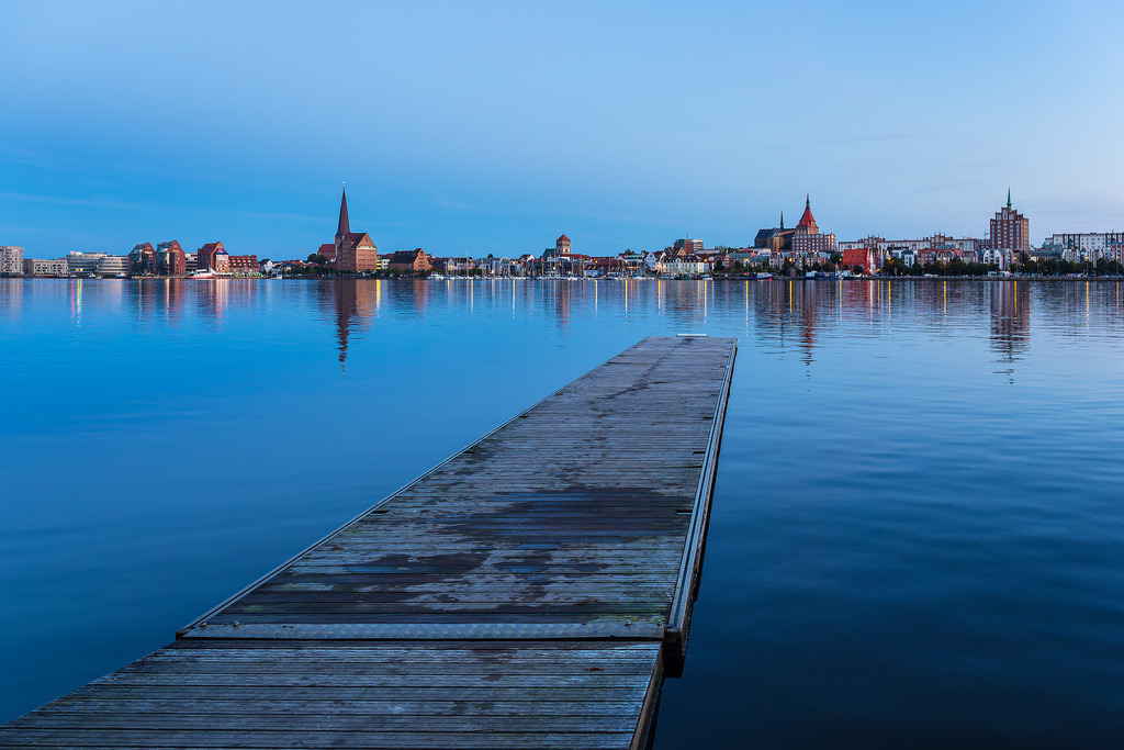 Blick über die Warnow auf die Hansestadt Rostock am Abend | Blick über die Warnow auf die Hansestadt Rostock am Abend.