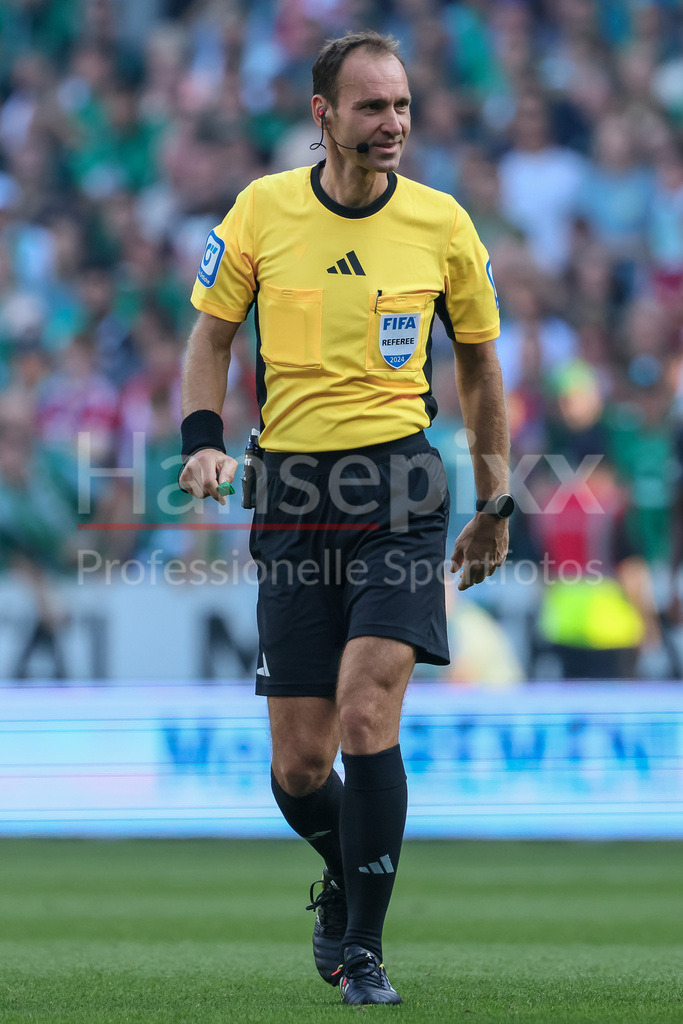 Fussball, Bundesliga, SV Werder Bremen - FC Bayern München | v.li.: Schiedsrichter Bastian Dankert, DIE DFL-RICHTLINIEN UNTERSAGEN JEGLICHE NUTZUNG VON FOTOS ALS SEQUENZBILDER UND/ODER VIDEOÄHNLICHE FOTOSTRECKEN. DFL REGULATIONS PROHIBIT ANY USE OF PHOTOGRAPHS AS IMAGE SEQUENCES AND/OR QUASI-VIDEO.