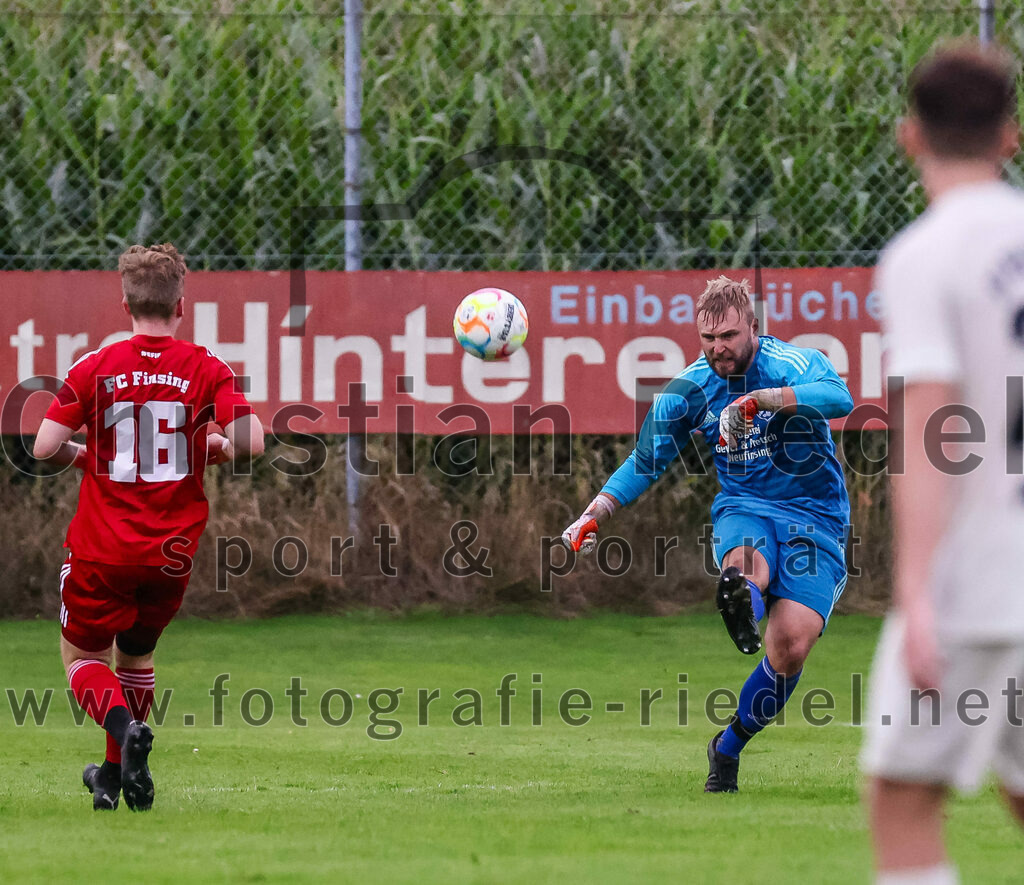 2023-08-04_097_SV_Walpertskirchen_gegen_FC_Finsing | Walpertskirchen, Deutschland, 04.08.2023:
Fußball, Kreisliga 2023 / 2024, 2. Spieltag, SV Walpertskirchen gegen FC Finsing, Endergebnis: 3:3

Dominik Bluhme (FC Finsing, #16), Torwart Daniel Schröder (FC Finsing, #1)

Foto: Christian Riedel / fotografie-riedel.net