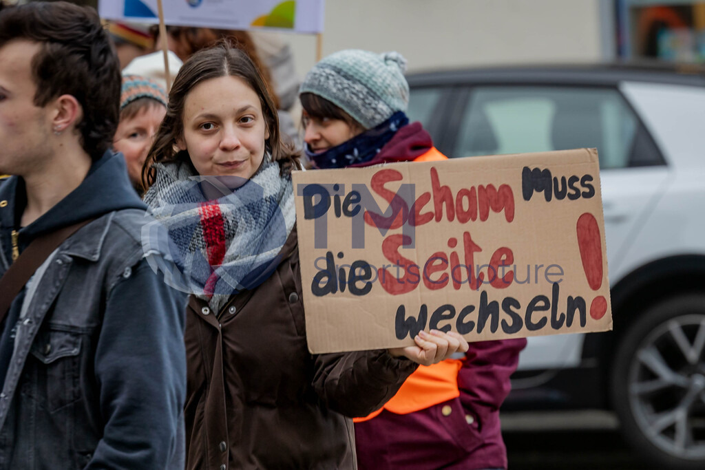 R06_2318 | 29.NOV.24-Protestmarsch gegen Gewalt-Copyright: Katholische Kirche Kärnten/Denk Dich Neu/Trainproduction/Matthias Trinkl