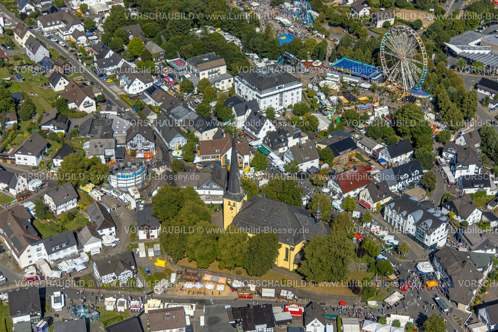 Wenden250811978 | Luftbild, Wendener Kirmes (Wendsche Kärmetze) in der City Innenstadt an der kath. St. Severinus Kirche, Wenden, Sauerland, Nordrhein-Westfalen, Deutschland