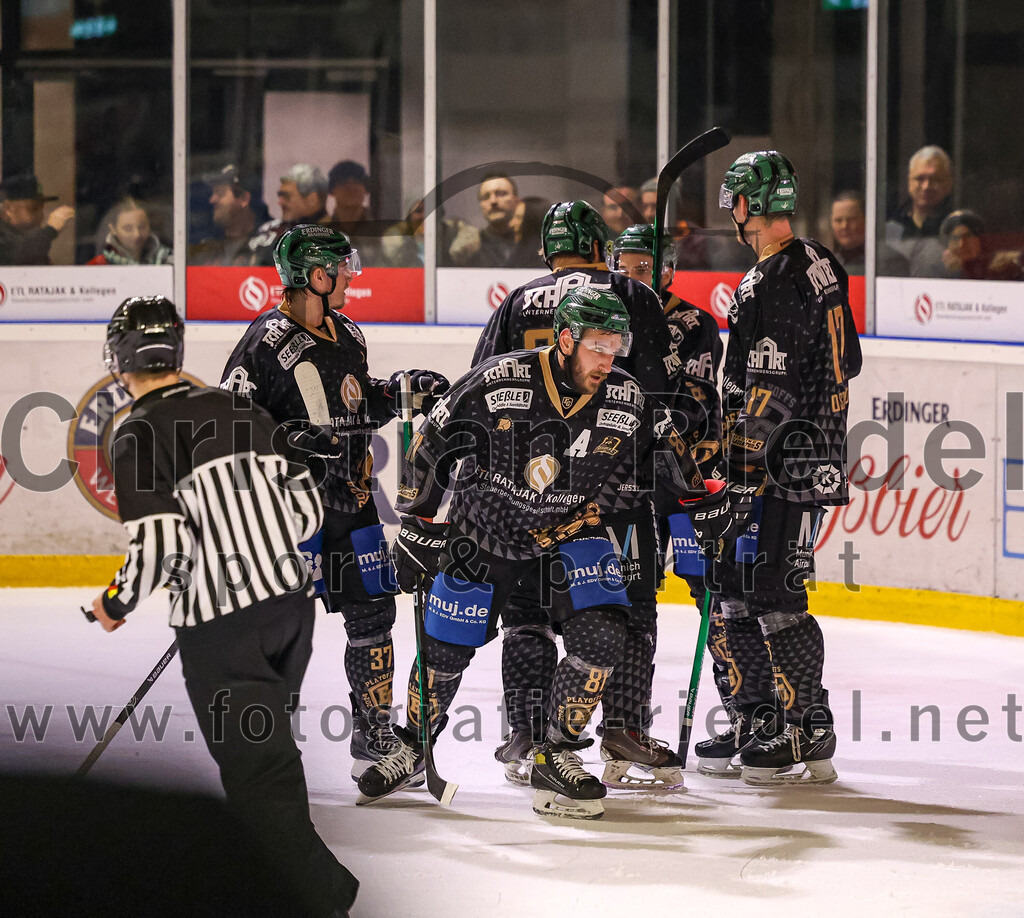 2024-03-15_122_TSV_Erding_gegen_EHC_Koenigsbrunn | Erding, Deutschland, 15.03.2024:
Eishockey, Bayernliga Playoffs 2023 / 2024, 3. Spieltag, TSV Erding gegen EHC Königsbrunn, Endergebnis: 3:4 n. V.

Thomas Matheson (Erding Gladiators, #37), Maximilian Forster (Erding Gladiators, #81), Elia Ostwald (Erding Gladiators, #17)

Foto: Christian Riedel / fotografie-riedel.net