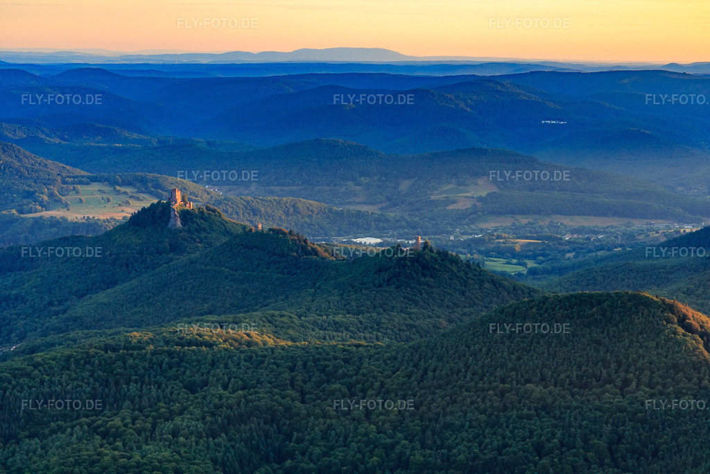 Luftbild: Burgentrio aus Süden: Trifels, Jungturm und Burgruine Scharfenberg in Leinsweiler im Bundesland Rheinland-Pfalz in Deutschland. Foto: IMG_109668.jpg vom 06.08.2018 durch Werner Riehm/FLY-FOTO.deBURGENLANDSCHAFT-PFALZ.DE