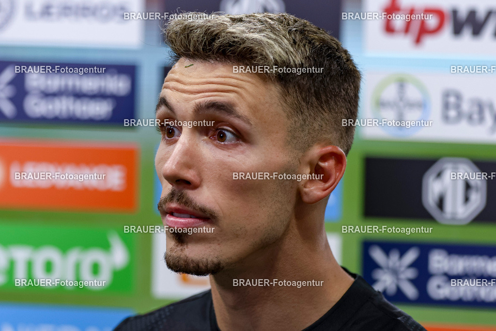Bayer 04 Leverkusen vs Eintracht Frankfurt - Bundesliga  | Leverkusen, Deutschland, 12.09.25:   Alejandro Grimaldo (Bayer 04 Leverkusen) schwaehrend des Spiels der Bundesliga zwischen  Bayer 04 Leverkusen vs Eintracht Frankfurt in der BayArena(Foto von Brauer-Fotoagentur / Adrian Schlueter)