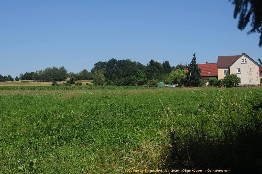 Geißmannsdorf-2026-Ortsbilder-607 | Geißmannsdorf bei Bischofswerda im Sommer 2026. Ein fotografischer Streifzug durch das Dorf Geißmannsdorf, mit Gebäuden, Straßen, Strohpuppen und geschmückten Vorgärten und Grundstücken anlässlich der 800-Jahr-Feier von Geißmannsdorf im Juni 2026 - Realisiert mit Pictrs.com
