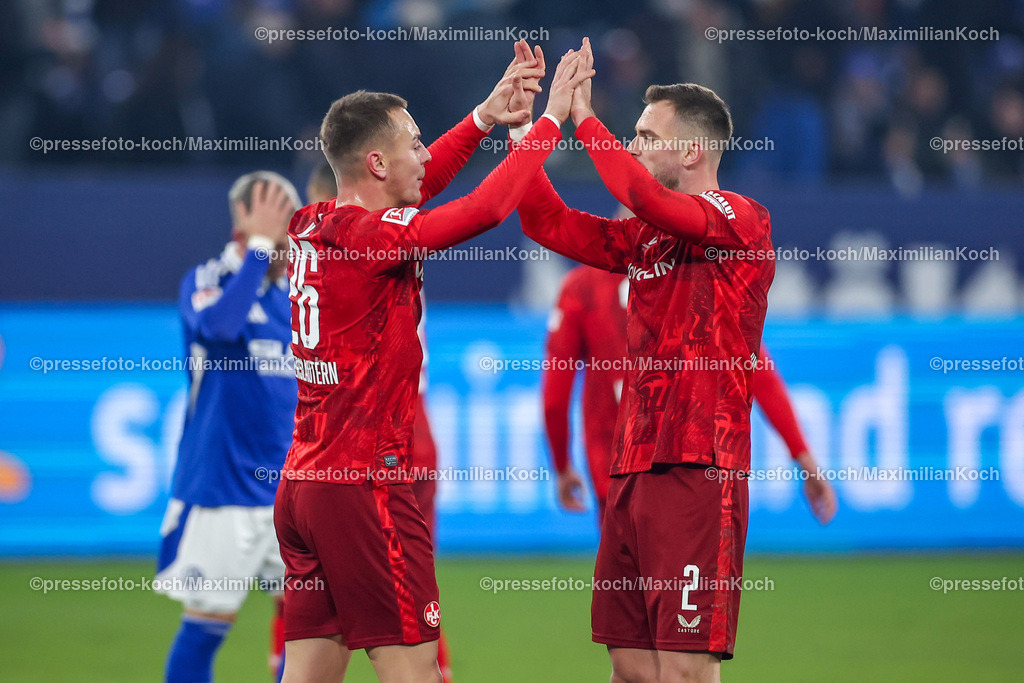 Schalke29112401103 | 29.11.2024, Fußball, FC Schalke 04 - 1. FC Kaiserslautern, 2. Fußball Bundesliga, Veltins-Arena Gelsenkirchen, Saison 2024 2025: Abschlussjubel nach dem 3:0 Sieg für Kaiserslautern. Filip Kaloc (FCK #26) klatscht sich mit Teamkollege Boris Tomiak  ab.DFB regulations prohibit any use of photographs as image sequences and or quasi-video.