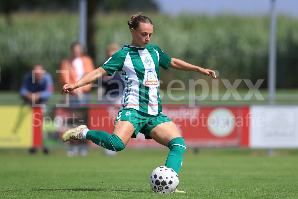 Fussball, Testspiel Frauen, FC Twente Enschede - SV Werder Bremen | Chiara D Angelo (SV Werder Bremen, 2) beim Elfmeter, Strafstoß, Spielszene, Action, Aktion, am Ball, Freisteller, Einzelbild, Ganzkörper