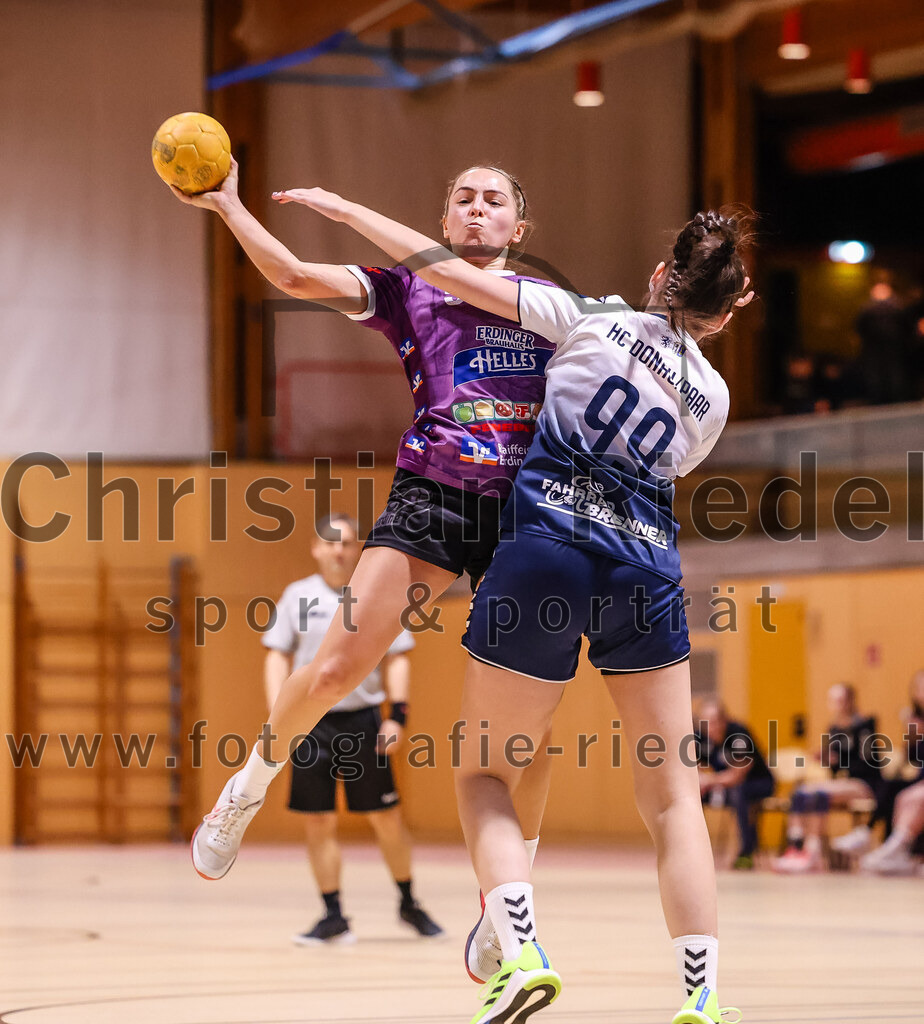 2024-11-24_090_SpVgg_Altenerding_gegen_HC_Donau-Paar_II | Erding, Deutschland, 24.11.2024:Handball, Bezirksoberliga Frauen Altbayern 2024 / 2024, 6. Spieltag, SpVgg Altenerding gegen HC Donau/Paar II, Endergebnis: 24:24Lena Prem (SpVgg Altenerding, #5), Julia Wellmann (HC Donau/Paar, #99)Foto: Christian Riedel / fotografie-riedel.net
