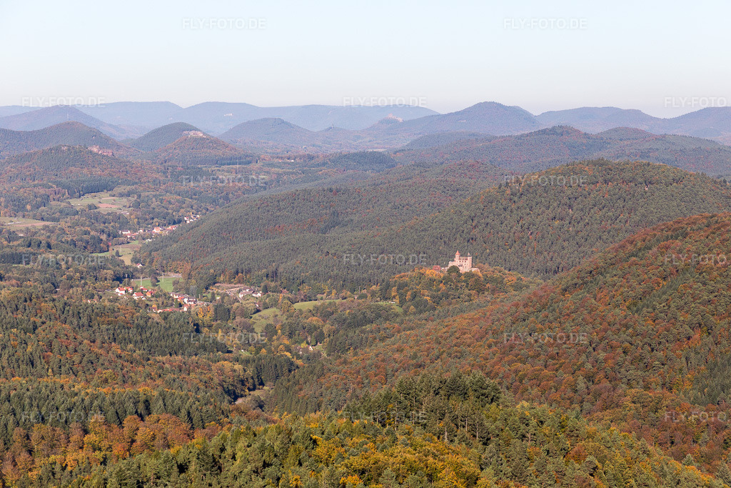 Luftbild: Burg Bewartstein in Erlenbach bei Dahn im Bundesland Rheinland-Pfalz in Deutschland. Foto: IMG_103893.jpg vom 14.10.2017 durch Werner Riehm/FLY-FOTO.de
