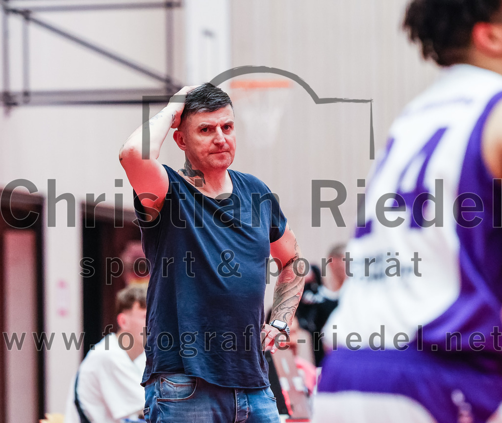 2022-05-15_001_SpVgg_Altenerding_gegen_TSV_Muenchen-Forstenried | Erding, Deutschland, 15.05.2022:
Basketball, Bezirksliga 2021 / 2022, Play-Offs, SpVgg Altenerding gegen TSV München-Forstenried, Endergebnis: 55:57

Trainer Christos Takis Paraschidis (SpVgg Altenerding)

Foto: Christian Riedel / fotografie-riedel.net