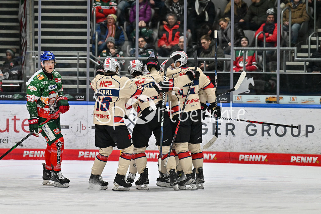 Augsburger Panther - Nürnberg Ice Tigers | Jubel der Ice Tigers nach dem Ausgleich zum 4-4 durch Owen HEADRICK (Nürnberg Ice Tigers #47) / Freude / Happy / Tor / Torschuezte / DEL: Augsburger Panther - Nuernberg Ice Tigers, Curt Frenzel Stadion am 06.12.2024